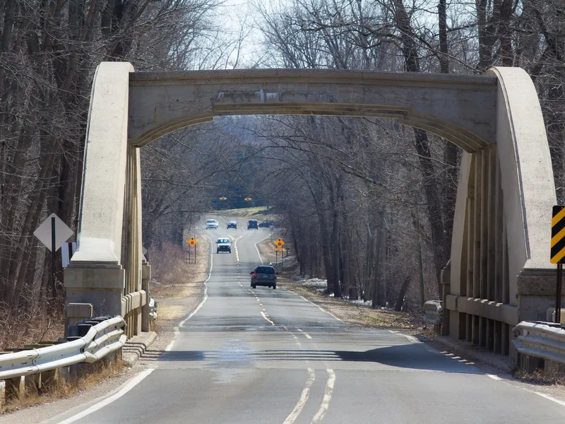 An example of a reinforced concrete rainbow arch bridge