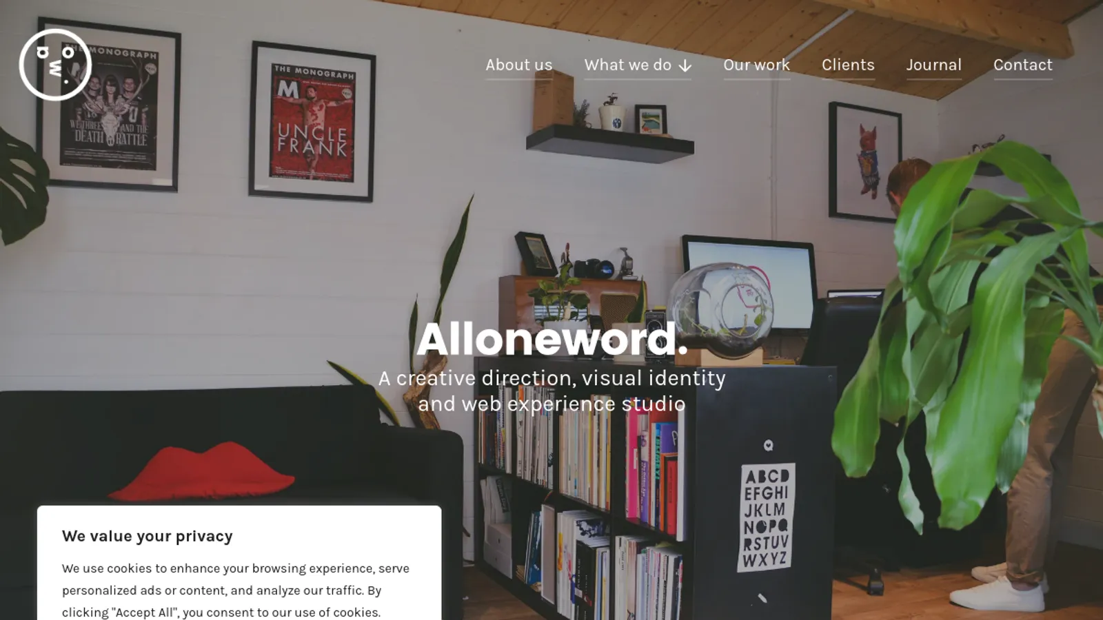 Screenshot of the Alloneword homepage